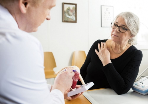 Болит спина слева под лопаткой тупая боль