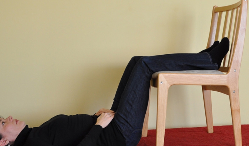 Ноги на стуле