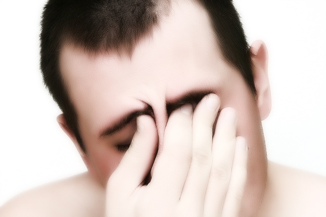 Почему краснеют белки глаза и болит голова