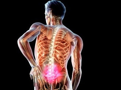 При ходьбе болит спина справа