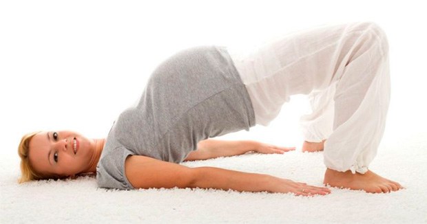 Выполнение упражнений способствует устранению запоров и уменьшению боли в пояснице