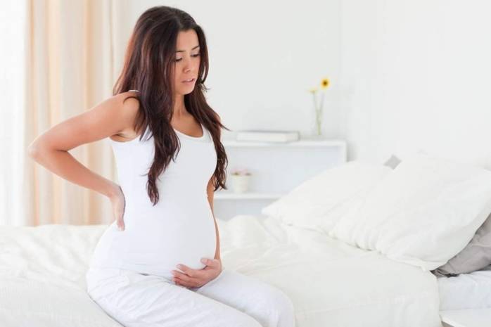 При вставании с постели болит спина