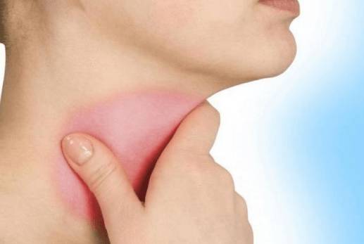 Горло немножко болит и голова