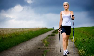 При ходьбе болит спина справа