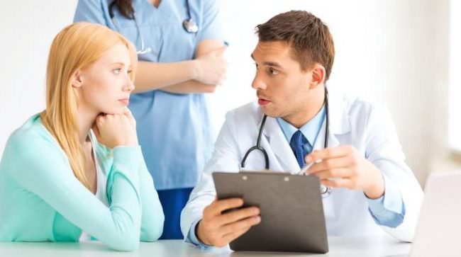 Врач диагностирует заболевания